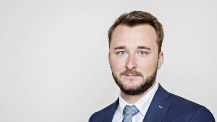 Babka (ANO): Včera jste si zvýšili odměny, dnes zavedete nové daně pro firmy a na internet