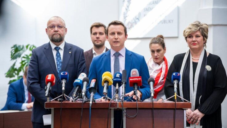Zuna (TOP 09): Exekuce Ukrajiny. Americké obleky urážejí hrdinu napadeného státu
