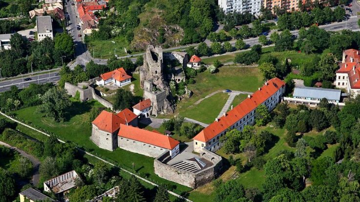 levice uz dost povazujeme to za koalici ktera neni levicova a dela ustupky krajni pravici Levice: Už dost! Považujeme to za koalici, která není levicová a dělá ústupky krajní pravici