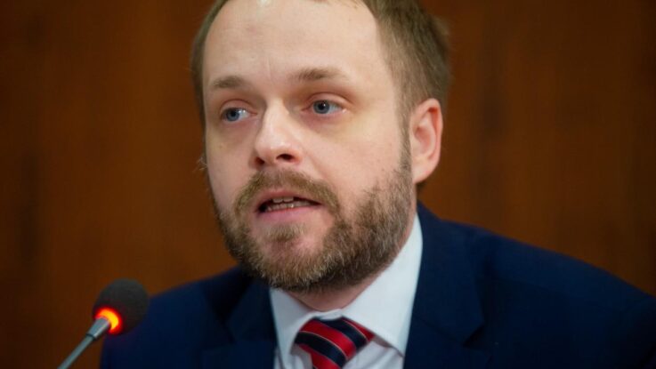 Ministr Kulhánek: Složitý systém ochranných opatření proti obchodování s chudobou