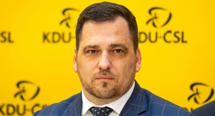 Zdechovský (KDU-ČSL): Ten, kdo podporuje komunismus, podporuje zlo