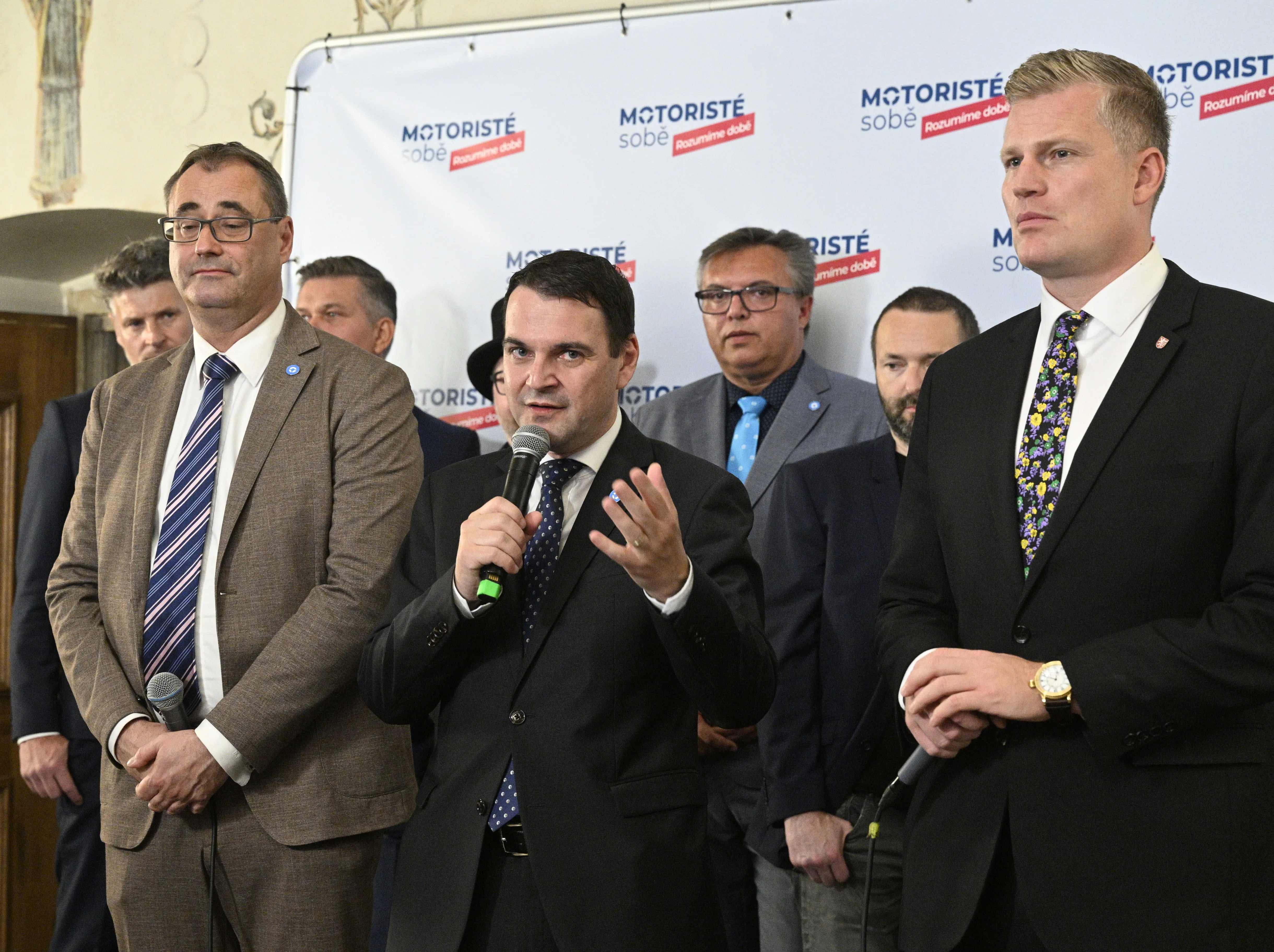 Ministr Hladík: Hnutí Motoristé sobě má podporu od významných fosilních společností